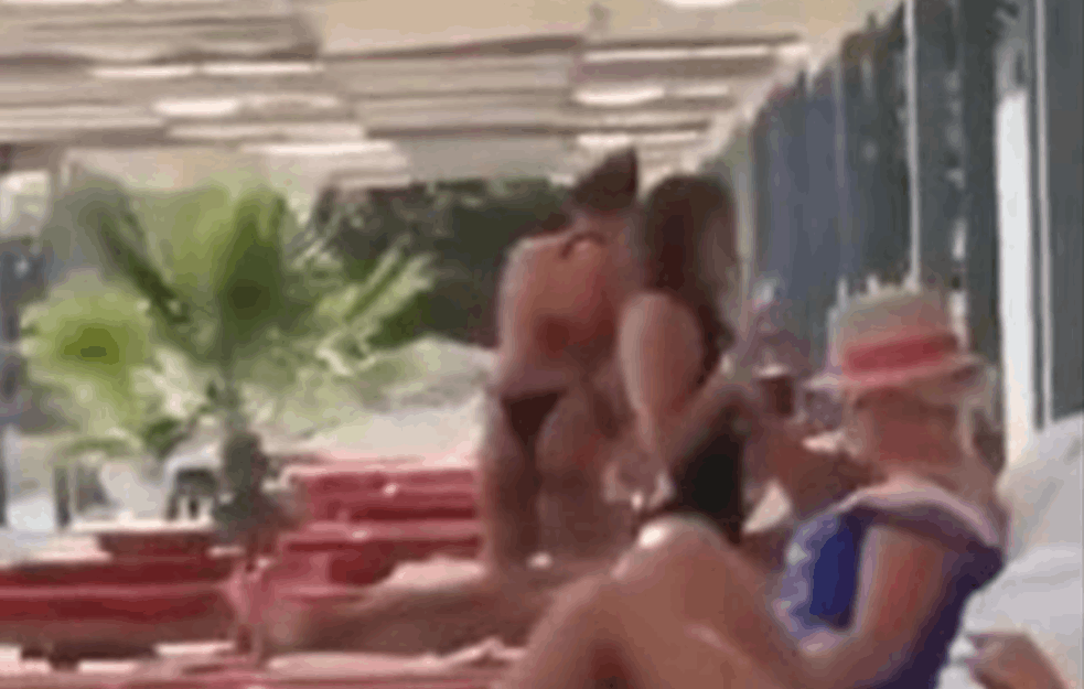 DVOJE IMALI S*KS NASRED PUNE PLAŽE: Konobar kada ih video ispustio sve iz ruku! (VIDEO)